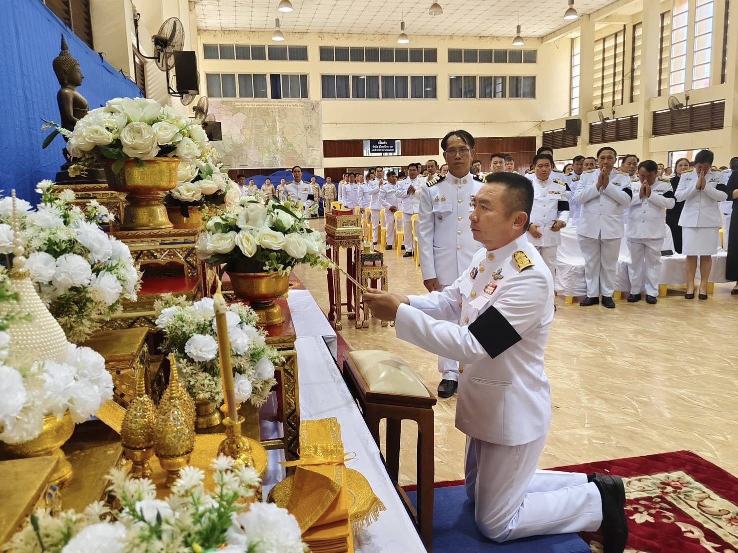 พช.แม่แตง : ร่วมพิธีถวายน้ำสรงพระบรมศพ เบื้องหน้าพระฉายาลักษณ์และร่วมลงนามถวายความอาลัย สมเด็จพระนางเจ้าสิริกิติ์ พระบรมราชินีนาถ พระบรมราชชนนีพันปีหลวง 