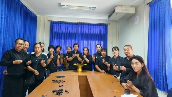 พช.แม่แตง : นำภาคีเครือข่ายพัฒนาชุมชน รวมพลังแห่งความภักดีประดิษฐ์ "ริบบิ้นดำ" ในวาระครบ 7 วัน (สัตตมวาร) เพื่อแสดงความอาลัยแด่สมเด็จพระนางเจ้าสิริกิติ์ พระบรมราชินีนาถ พระบรมราชชนนีพันปีหลวง 